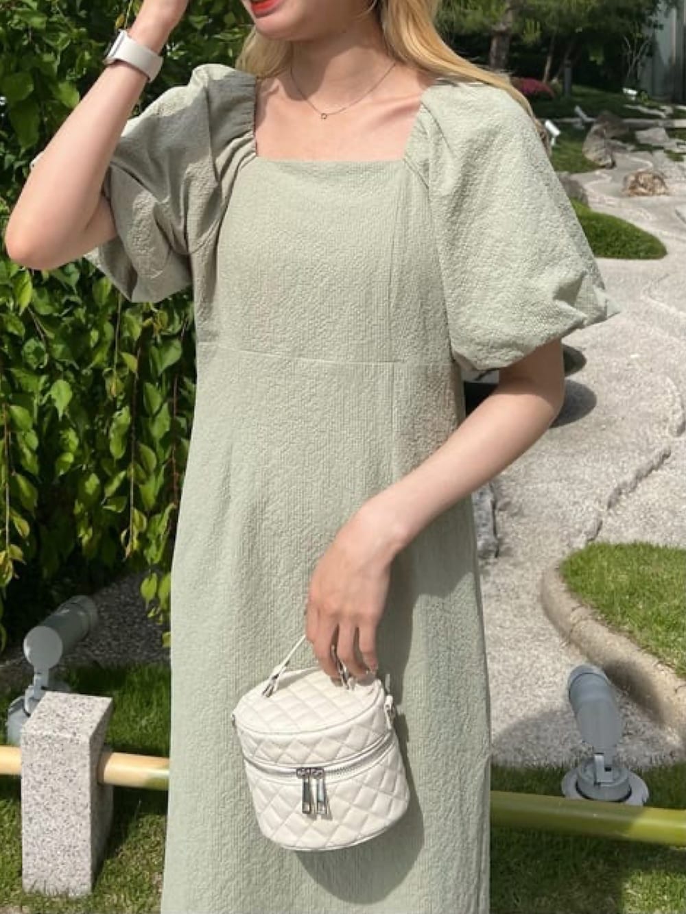 「お出かけコーデ日記、夏コーデ、ボリューム袖、ワンピーススタイル、麦わら帽子、グリーン、おでかけコーデ、夏、ワンピース、肌見せ、バケハ、サンダル、アルシーヴ(archives)、archives」｜「archivesのサッカーバルーンＩラインワンピース（ワンピース、グリーン系）」を使った、archivesさん（レディース・159cm）の春コーディネートの2枚目の写真