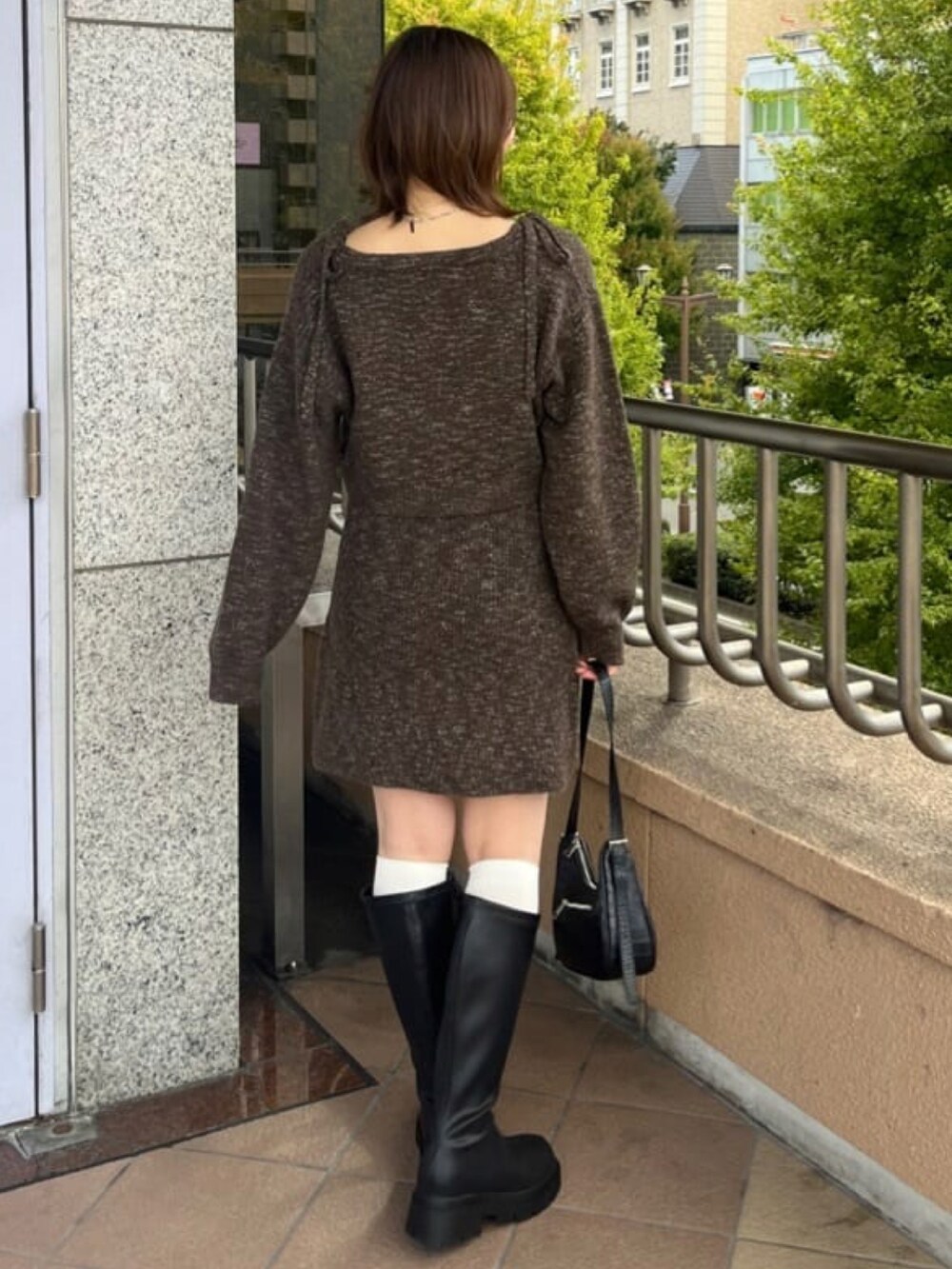 ブラウン系のワンピースを着用したレディースの秋コーディネートの3枚目の写真