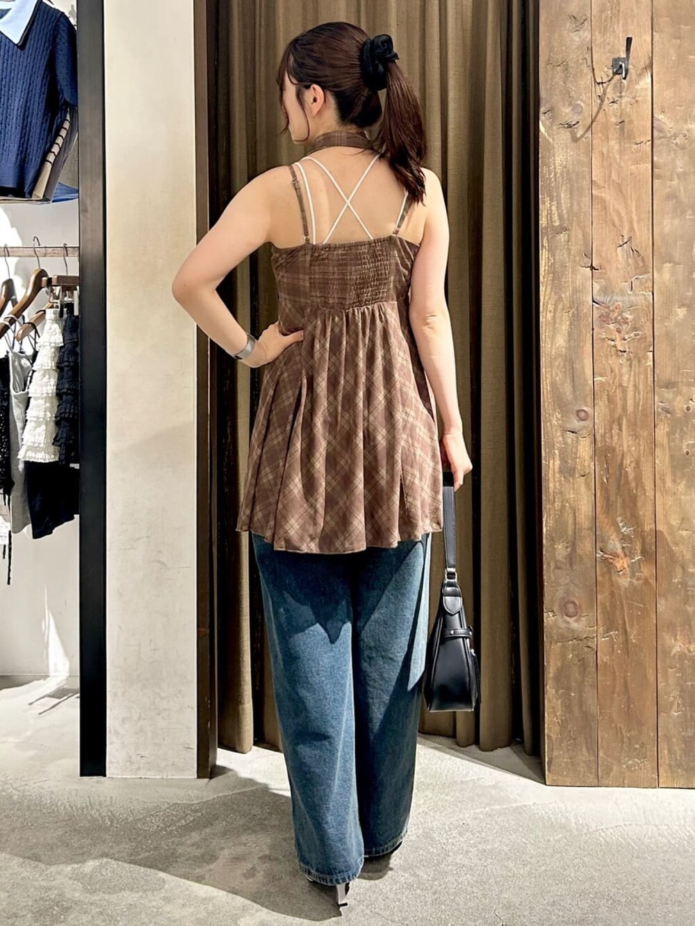 ブラウン系のワンピースを着用したレディースの夏コーディネートの3枚目の写真