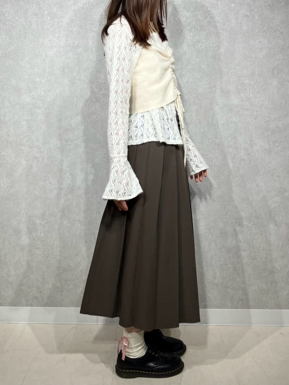 ホワイト系のTシャツ/カットソー、ブラウン系のスカートを着用したレディースの秋コーディネートの2枚目の写真