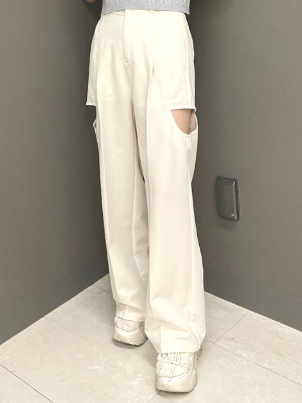 グレー系のニット/セーター、ホワイト系のその他パンツを着用したレディースの春コーディネートの3枚目の写真