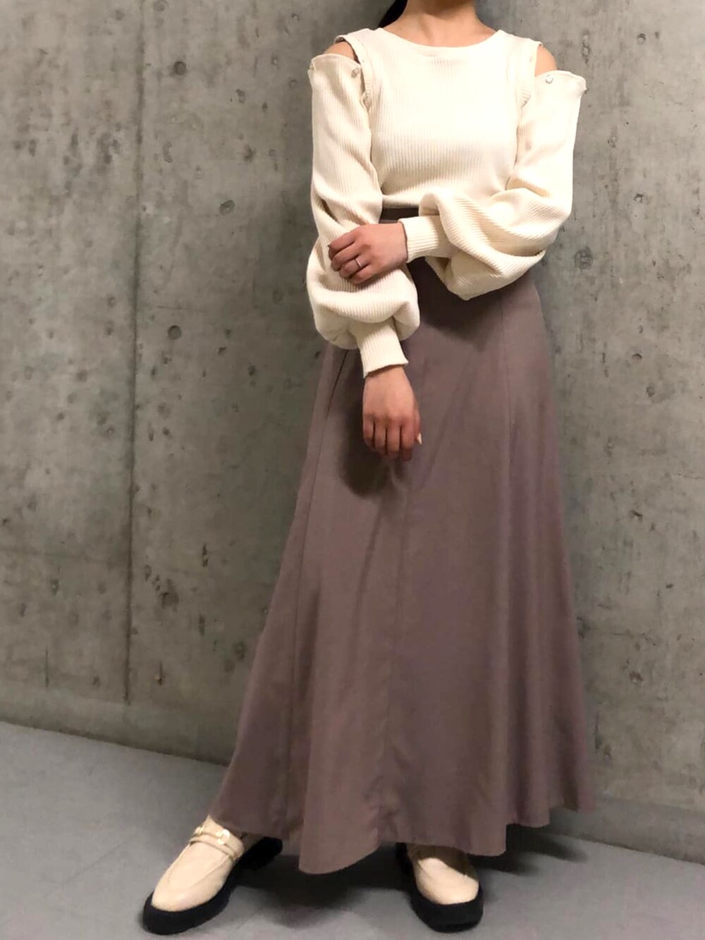 ホワイト系のTシャツ/カットソー、ブラウン系のスカート、ホワイト系のローファーを着用したレディースの春コーディネートの3枚目の写真