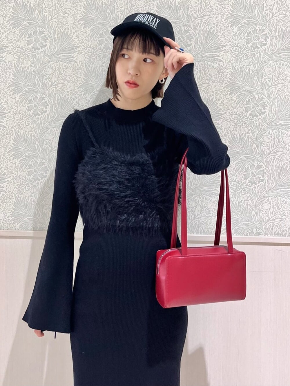 ブラック系のワンピース、レッド系のショルダーバッグを着用したレディースの冬コーディネートの4枚目の写真