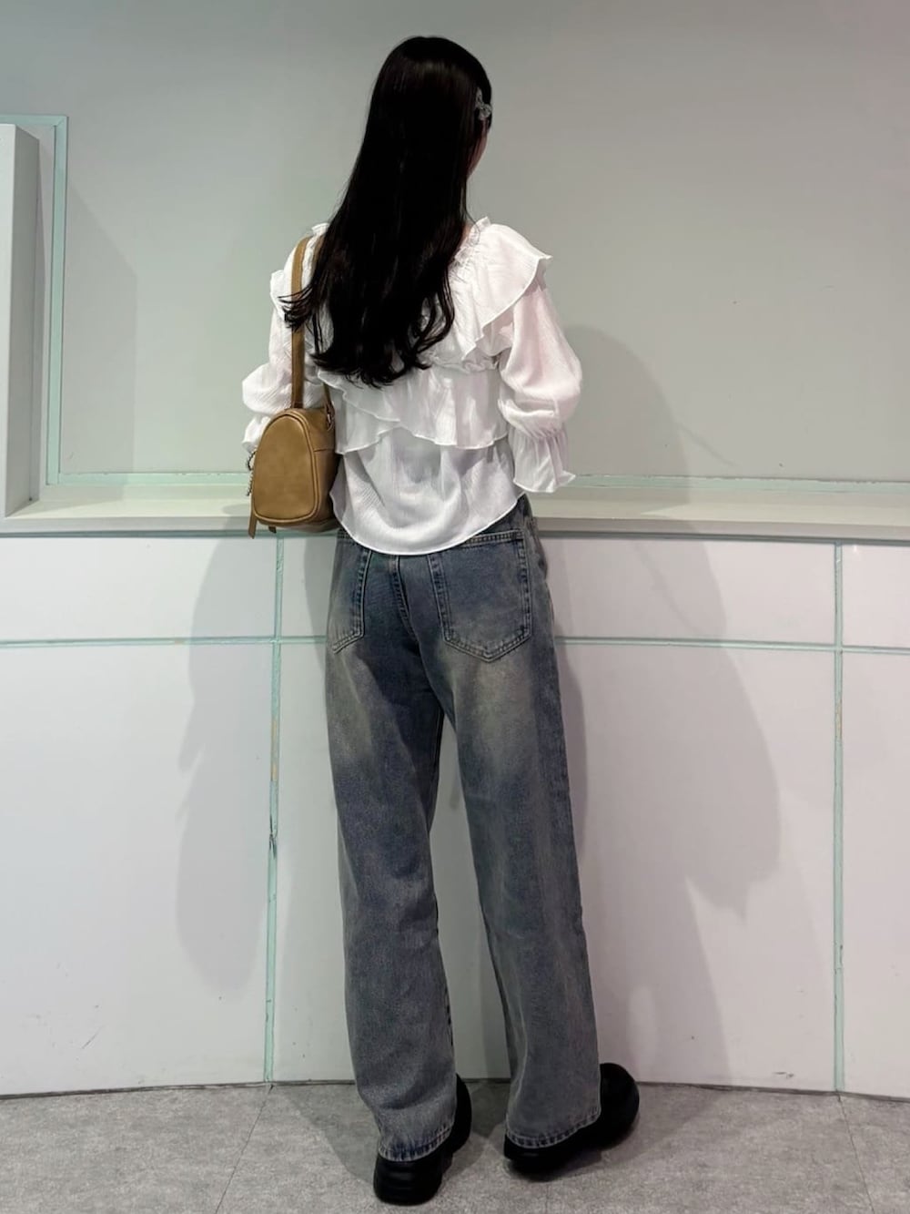 「アルシーヴ(archives)、アルシーヴ、archives、ブラウス×デニム、ブラウス、夏コーデ、大人女子、シンプルスタイル、オトナカワイイ、デニム、デニムコーデ、フリル」｜「archivesのフリルオフショルブラウス（シャツ/ブラウス、ホワイト系）」を使った、archivesさん（骨格ウェーブ・レディース・157cm）の春コーディネートの3枚目の写真