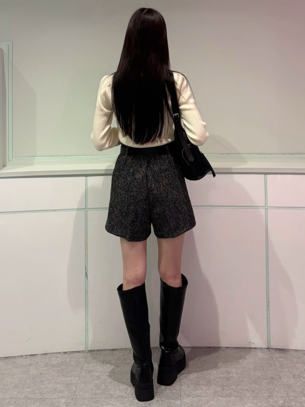 ホワイト系のニット/セーター、グレー系のその他パンツを着用したレディースの秋コーディネートの3枚目の写真