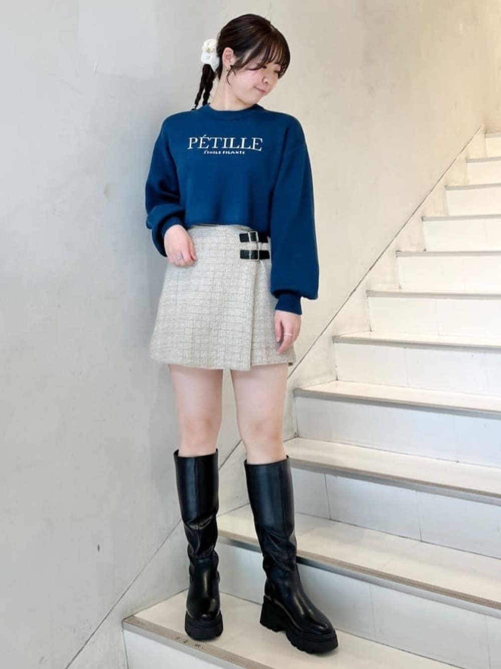 「冬コーデ、クリスマスに着たい服、マイベストコーデ2024、お出かけコーデ、休日スタイル、ダウンジャケット、ミニスカート、ツイードスカート、ニット、カラーニット、冬アウター、archives、archivesスカート、テーマパークコーデ」｜「archivesのホワイトダックダウン／（ダウンジャケット/コート、ホワイト系）」を使った、archivesさん（レディース・162cm）の冬コーディネートの3枚目の写真