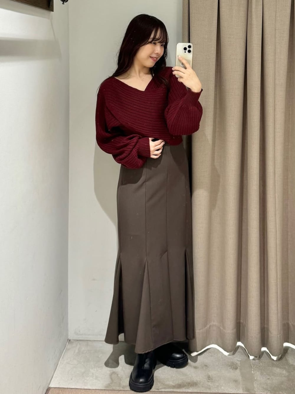 「クリスマスに着たい服、クリスマスコーデ、お出かけコーデ、冬のコーデ、スカートスタイル、リブニット、赤ニット、ニットコーデ、マーメイドスカート、綺麗めコーデ、ショートブーツ、大人かわいい、アルシーヴ(archives)、archivesスカート」｜「archivesの２ｗａｙクロスワイドリブニット（ニット/セーター、ホワイト系）」を使った、archivesさん（レディース・158cm）の冬コーディネートの2枚目の写真