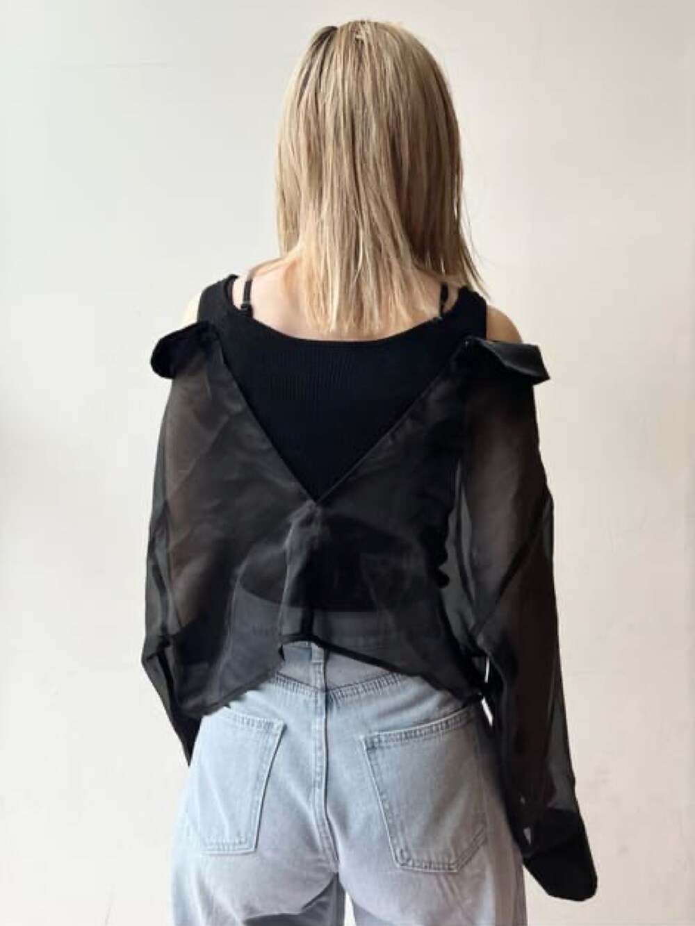 ブラック系のシャツ/ブラウス、ブルー系のデニムパンツを着用したレディースの春コーディネートの3枚目の写真