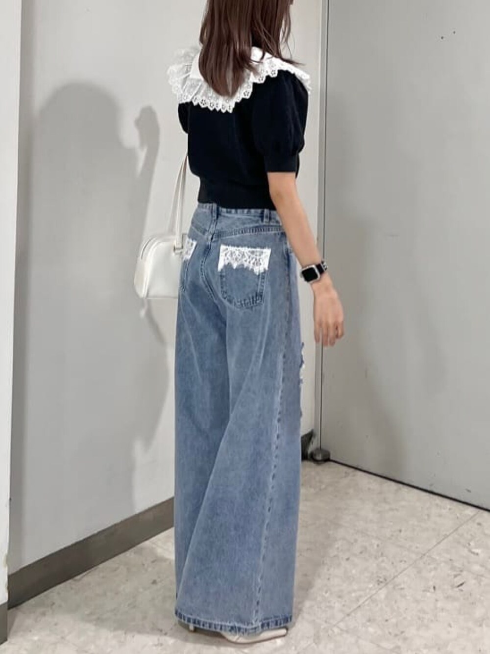 グレー系のカーディガン/ボレロ、ブルー系のデニムパンツを着用したレディースの春コーディネートの3枚目の写真