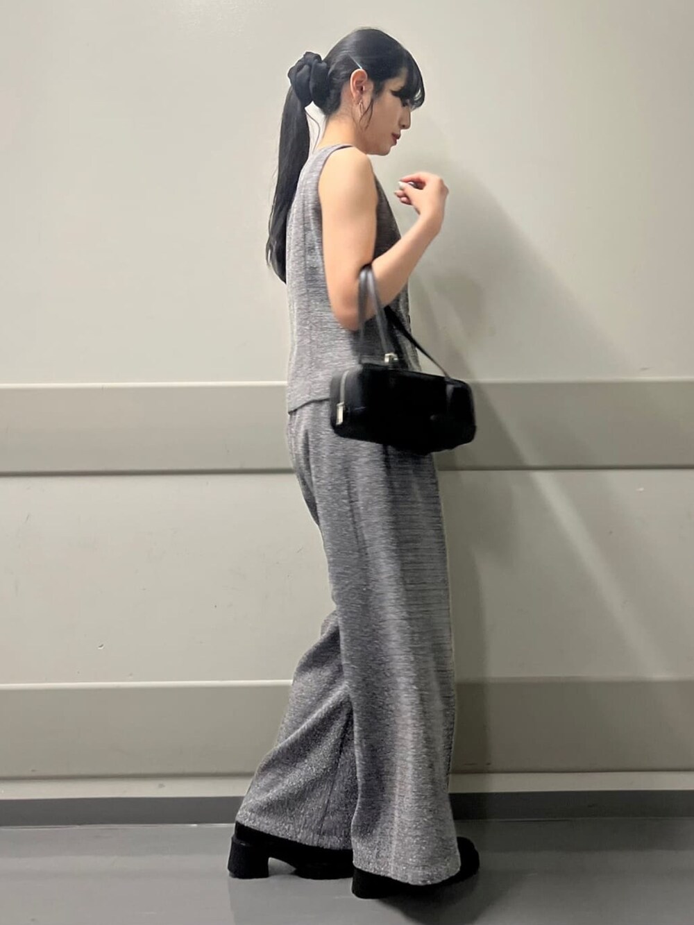 ブラック系のベスト、ブラック系のボストンバッグ、ブラック系のパンプスを着用したレディースの夏コーディネートの2枚目の写真