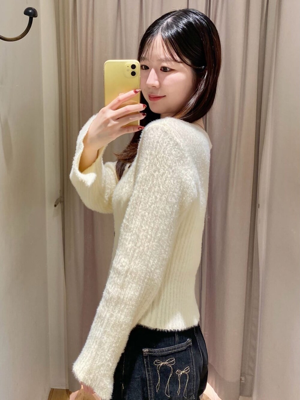 ホワイト系のカーディガン/ボレロを着用したレディースの秋コーディネートの3枚目の写真