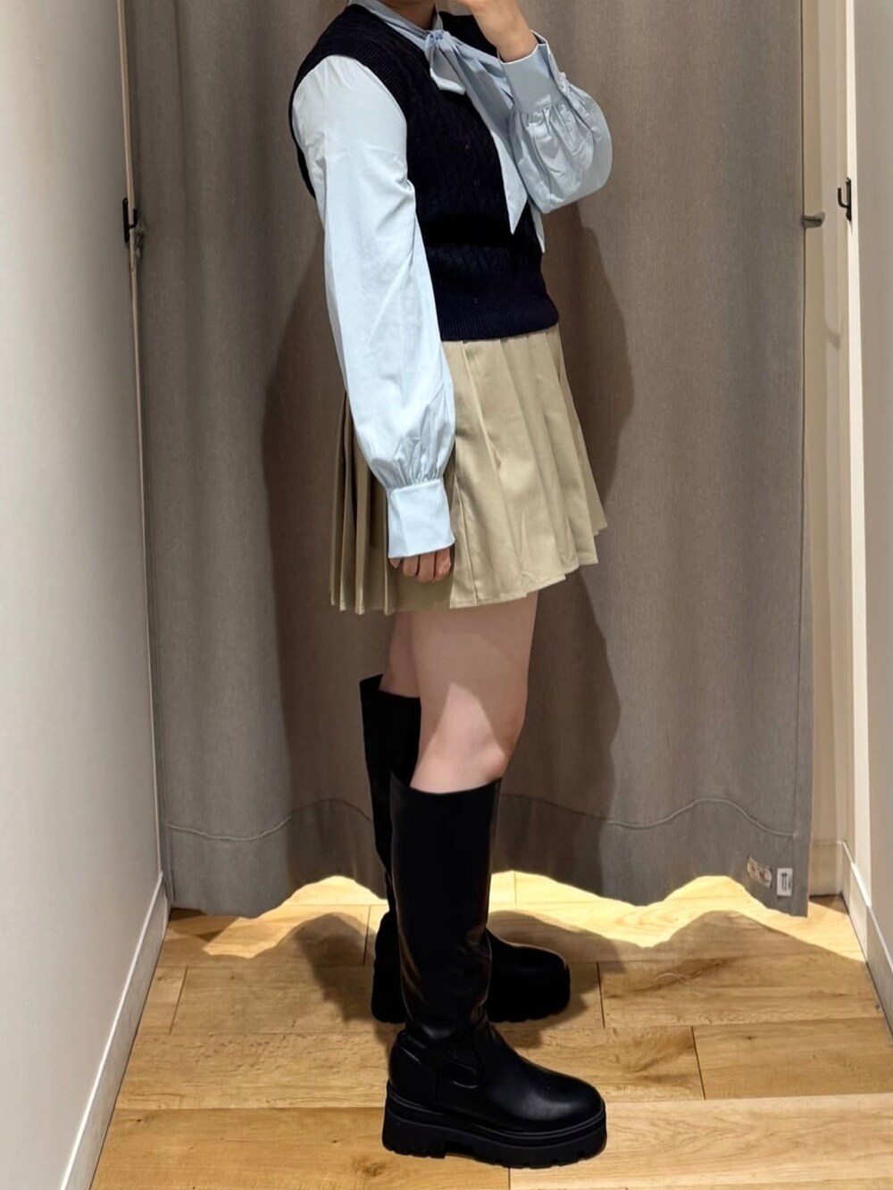 ブルー系のニット/セーター、ベージュ系のスカートを着用したレディースの秋コーディネートの3枚目の写真