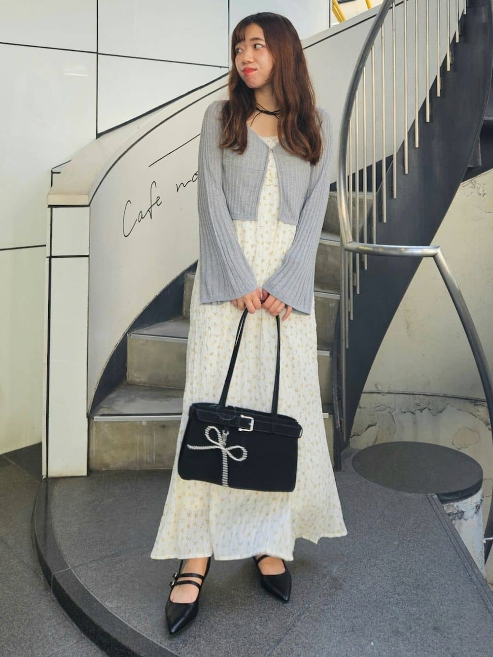 ホワイト系のワンピースを着用したレディースの秋コーディネートの2枚目の写真