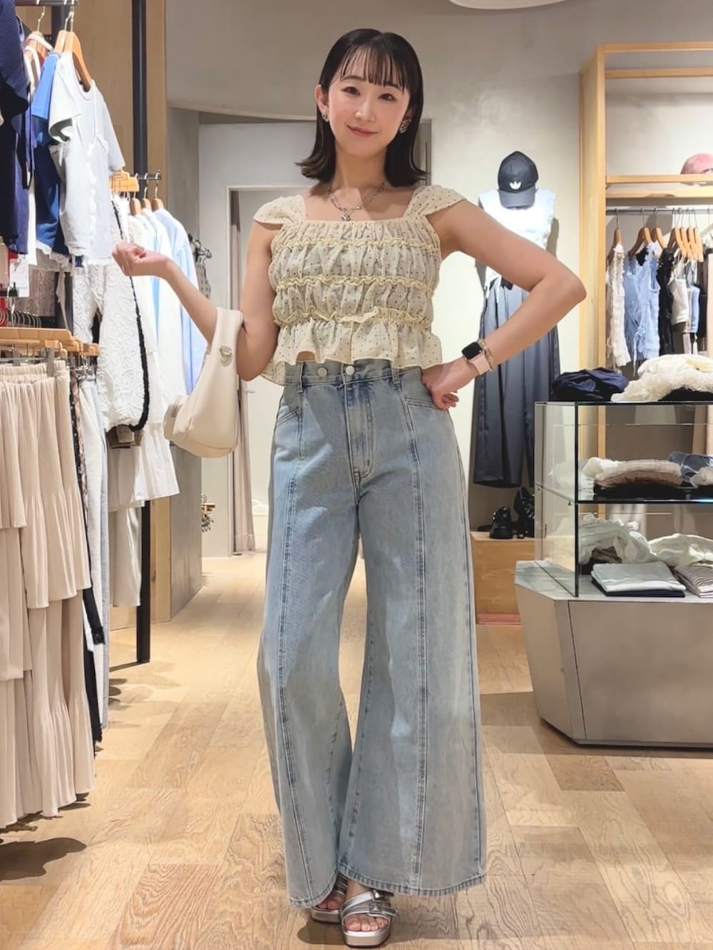 「セットアップ、ドット、ドットワンピ、アルシーヴ(archives)、アルシーヴ、archives、骨格ストレート、顔タイプフレッシュ、ブルベ夏、ブルベ冬、ワンピース、カジュアルコーデ、カジュアルガーリー、甘めカジュアル、大人かわいい」｜「archivesのドットシャーリングキャミ×ティアードスカート（ワンピース、ホワイト系）」を使った、archivesさん（骨格ストレート・レディース・157cm）の夏コーディネートの4枚目の写真