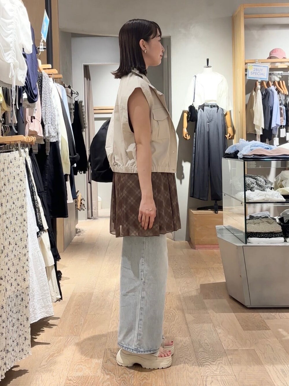 ブラウン系のワンピースを着用したレディースの夏コーディネートの2枚目の写真