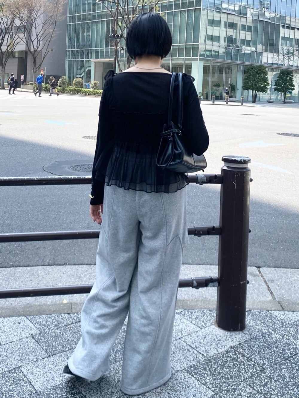 「アルシーヴ(archives)、アルシーヴ、archives、スウェットパンツ、スウェット、チュール、セットアイテム、モノトーン、おでかけコーデ、韓国っぽ」｜「archivesのチュールペプラムキャミ×リブＴＯＰＳ　ＳＥＴ（Tシャツ/カットソー、ブラック系）」を使った、archivesさん（骨格ストレート・レディース・155cm）の春コーディネートの3枚目の写真
