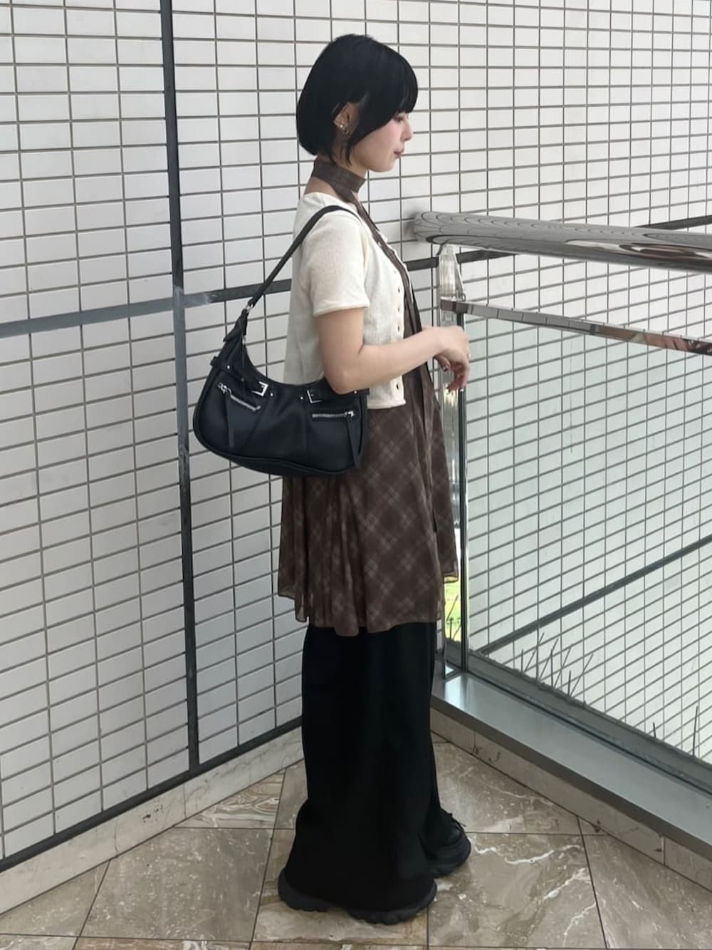 「アルシーヴ(archives)、アルシーヴ、archives、チェック、チェックワンピース、ワンピース、ワンピーススタイル、レイヤードスタイル、キャミワンピ、夏コーデ、韓国ファッション、韓国コーデ」｜「archivesのアイテム（ワンピース/ドレス、ベージュ系）」を使った、archivesさん（骨格ウェーブ・レディース・150cm）の夏コーディネートの2枚目の写真