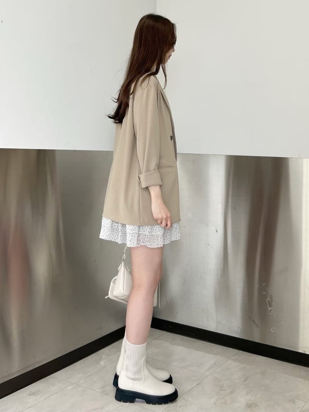 「春めき満開コーデ、ジャケット、テーラードジャケット、春色、花柄、花柄ワンピース、キャミワンピ、春コーデ、アルシーヴ(archives)、アルシーヴ、archives」｜「archivesの【夏まで使える！】ダブルテーラードジャケット（テーラードジャケット、ベージュ系）」を使った、archivesさん（骨格ウェーブ・レディース・160cm）の春コーディネートの2枚目の写真