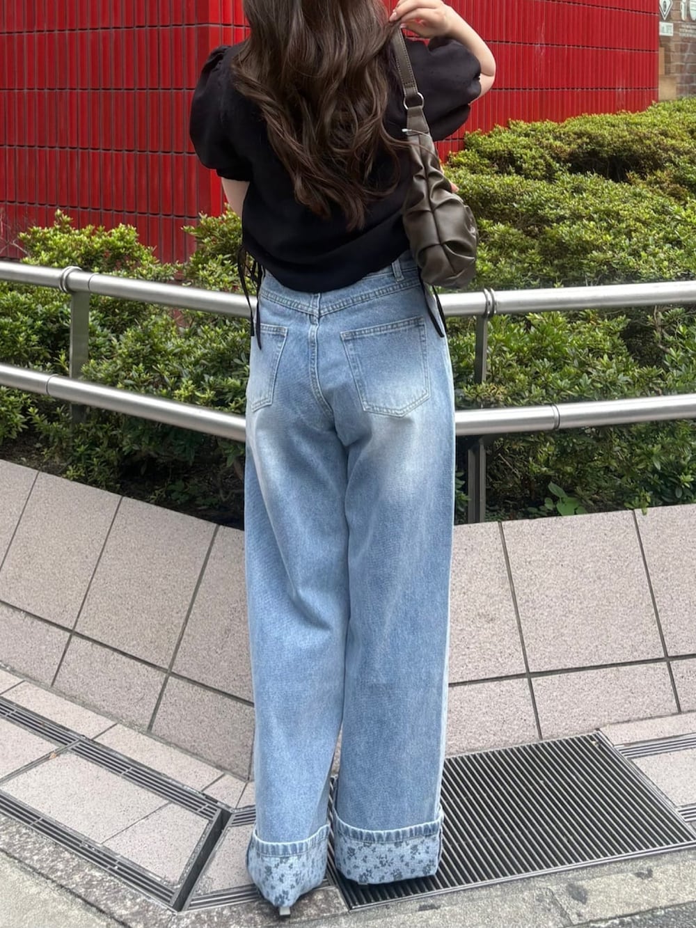 ブラック系のシャツ/ブラウス、ブラウン系のショルダーバッグ、ブルー系のデニムパンツを着用したレディースの夏コーディネートの3枚目の写真