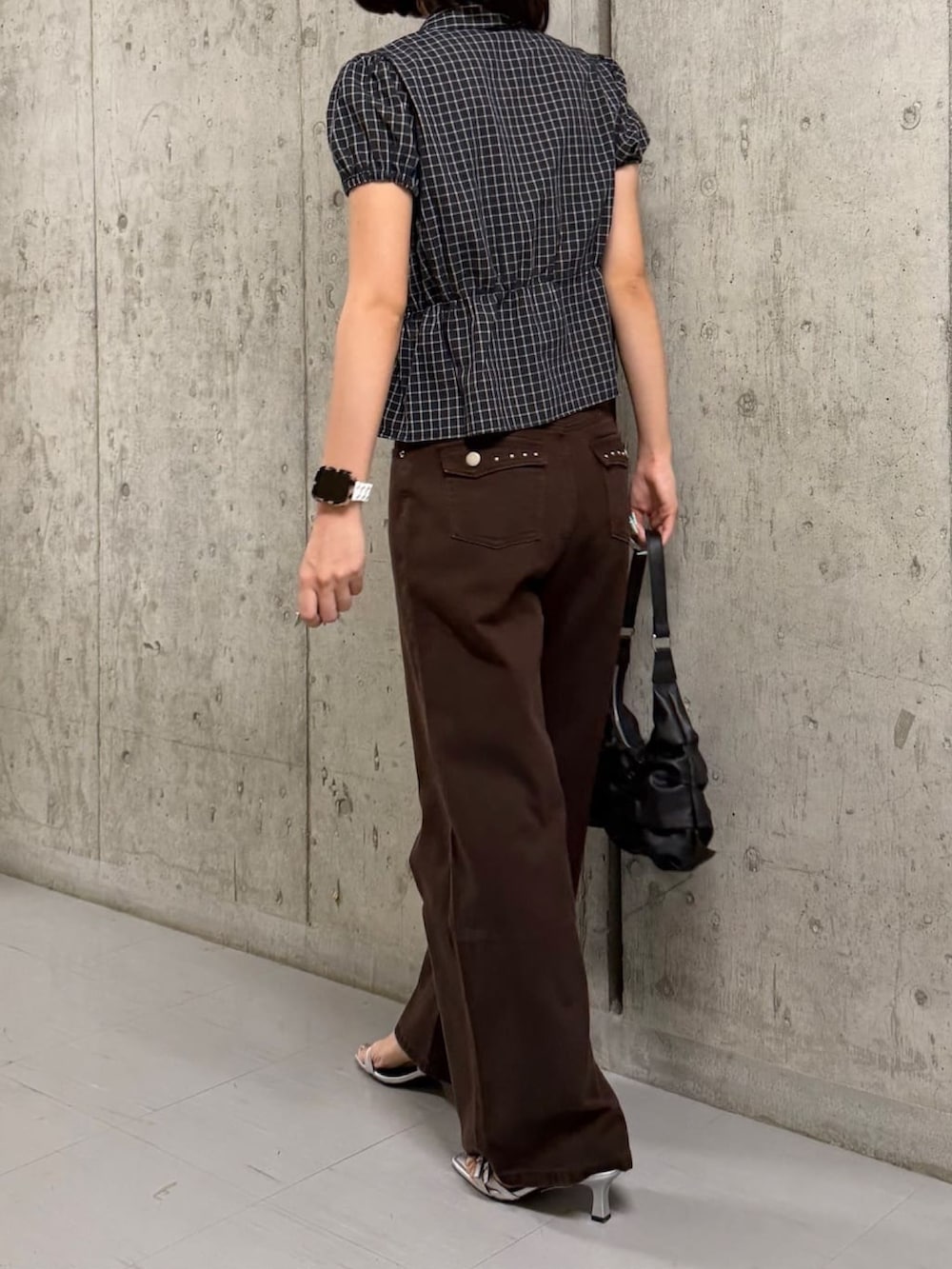 ブラック系のシャツ/ブラウス、ブラウン系のデニムパンツ、グレー系のサンダルを着用したレディースの夏コーディネートの2枚目の写真