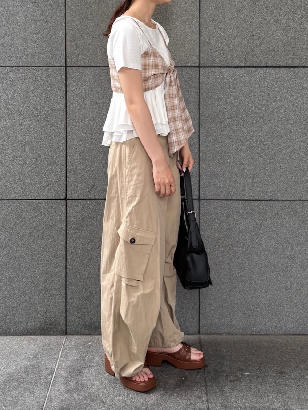 ベージュ系のカーゴパンツ、ベージュ系のTシャツ/カットソー、イエロー系のサンダルを着用したレディースの夏コーディネートの2枚目の写真