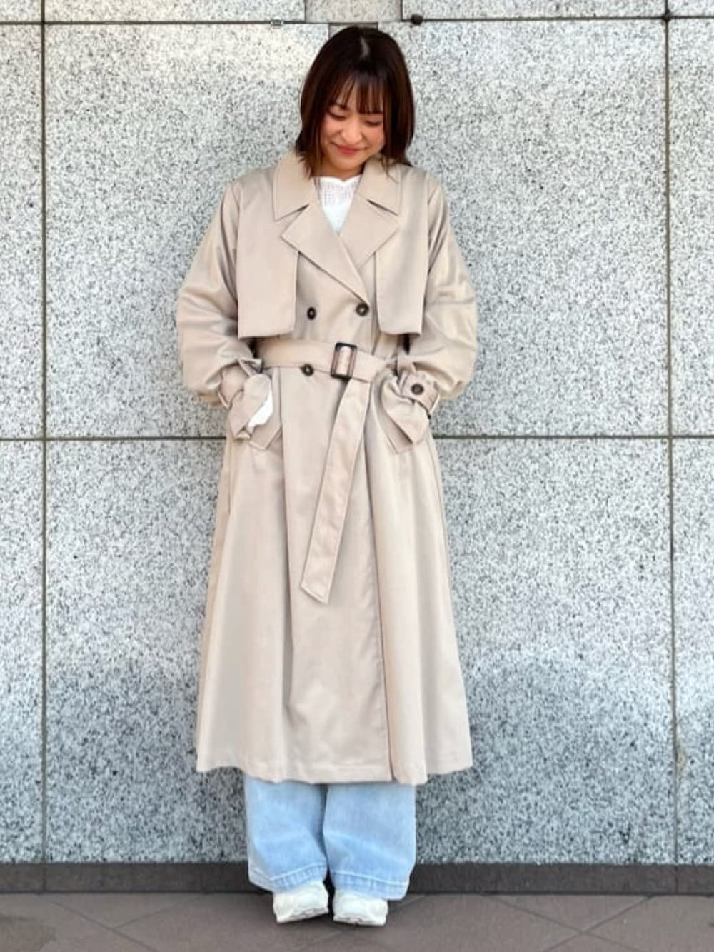 「春のおしゃ見えテクニック、春服みてみて、春ファッション、春アウター、トレンチコート、デニムコーデ、トレンチコート×デニム、大人カジュアル、パンツスタイル、春のNewスタイル、アルシーヴ(archives)、アウターコーデ、ボリューム袖、archives」｜「archivesのダメージデニム（デニムパンツ、ブルー系）」を使った、archivesさん（レディース・162cm）の春コーディネートの2枚目の写真