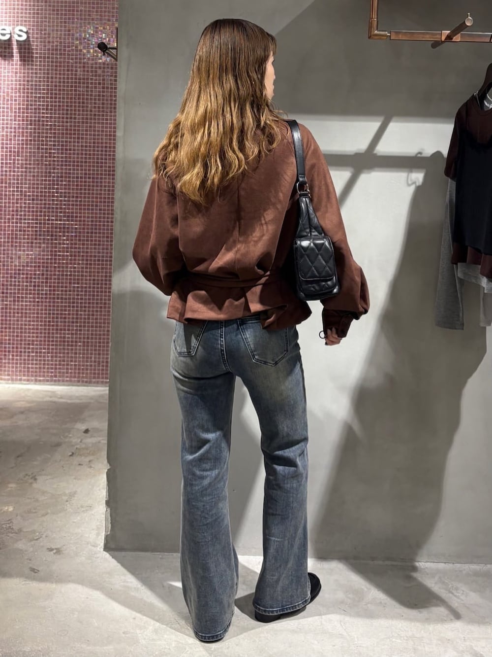 ベージュ系のTシャツ/カットソー、ブルー系のブルゾン、ブラック系のショルダーバッグを着用したレディースの秋コーディネートの3枚目の写真