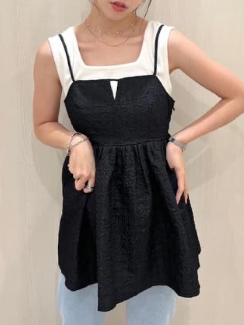 ブラック系のシャツ/ブラウス、ブルー系のデニムパンツ、グレー系のサンダルを着用したレディースの夏コーディネートの3枚目の写真