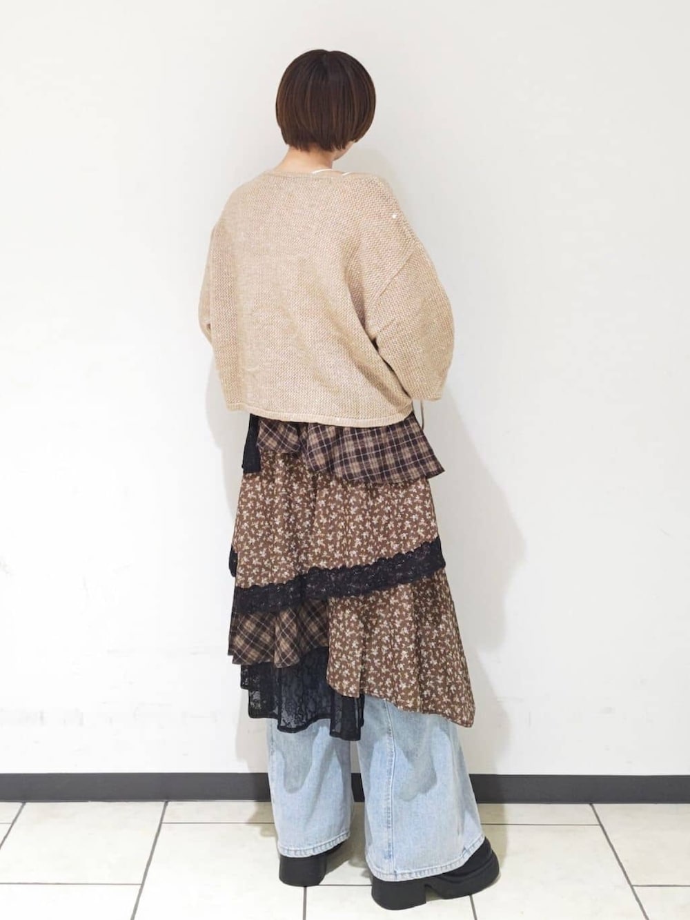 ブラック系のパンプス、ホワイト系のキャミソール、ピンク系のニット/セーターを着用したレディースの秋コーディネートの3枚目の写真