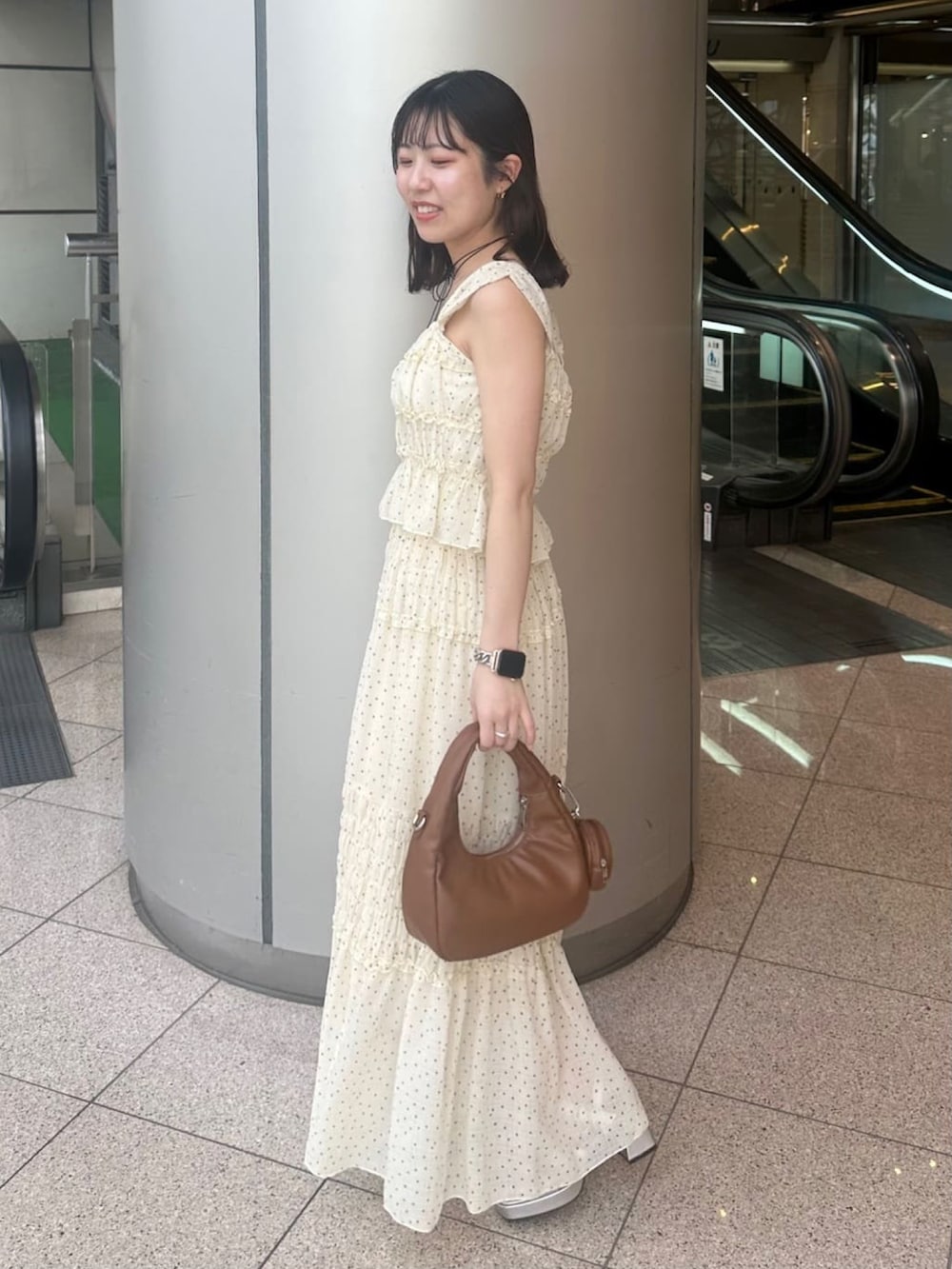 「夏コーデ、韓国ファッション、ウィッシュコア、韓国コーデ、ドットワンピ、出勤コーデ、ウェーブ、柄ワンピース、セットアップ、着回しコーデ、大人ガーリー、低身長コーデ、アルシーヴ(archives)、アルシーヴ、archives」｜「archivesのドットシャーリングキャミ×ティアードスカート（ワンピース、ホワイト系）」を使った、archivesさん（骨格ウェーブ・レディース・150cm）の夏コーディネートの2枚目の写真