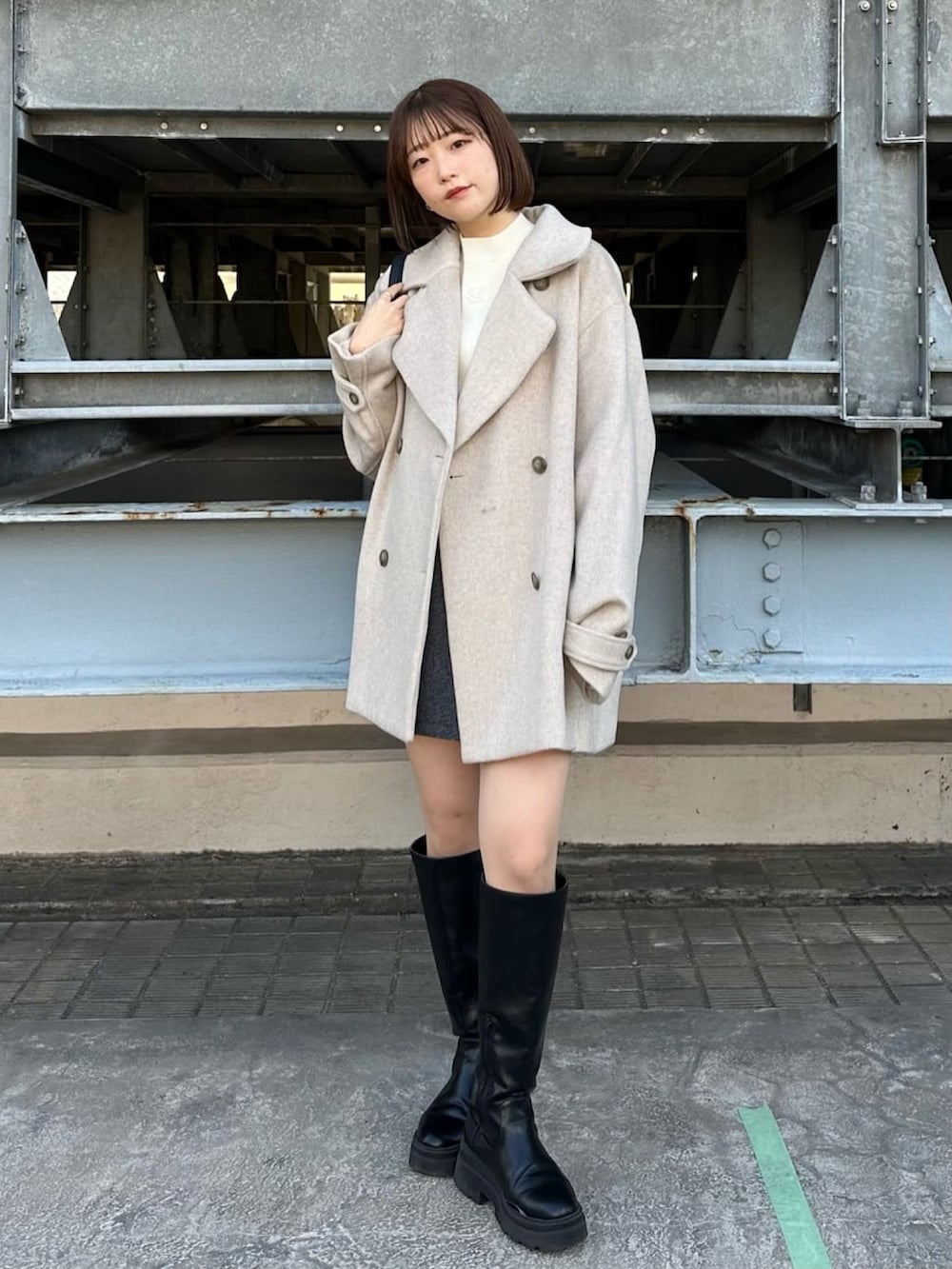 「冬のコーデ、オトナカジュアル、お出かけコーデ、休日スタイル、着回しコーデ、クリスマスに着たい服、デートコーデ、アウター、アウターコーデ、ミドルコート、ロングブーツ、アルシーヴ(archives)」｜「archivesのブロックキルトチェーンバッグ（ショルダーバッグ、ブラック系）」を使った、archivesさん（レディース・157cm）の冬コーディネートの2枚目の写真