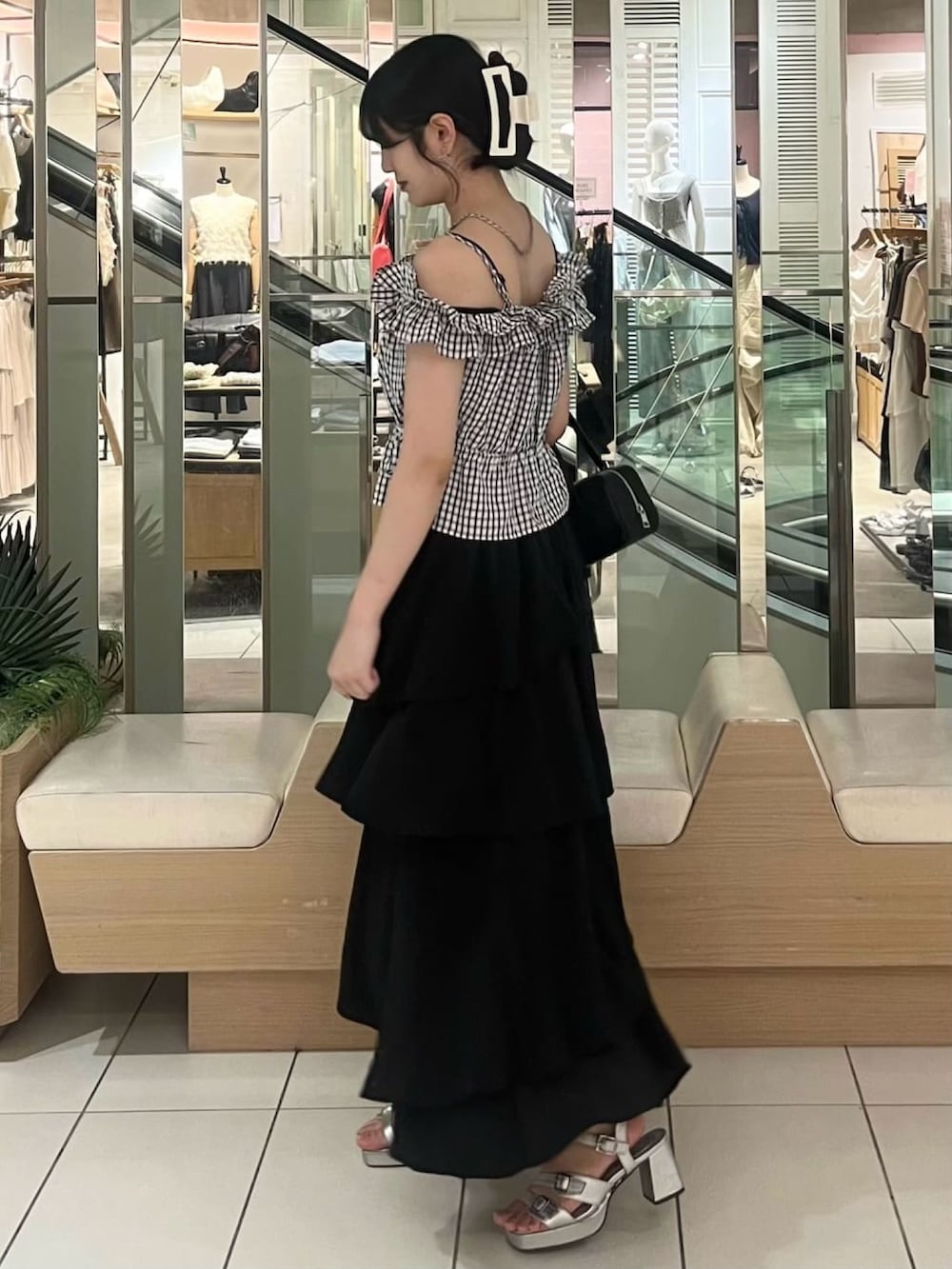 ブラック系のスカート、ブラック系のシャツ/ブラウスを着用したレディースの夏コーディネートの2枚目の写真