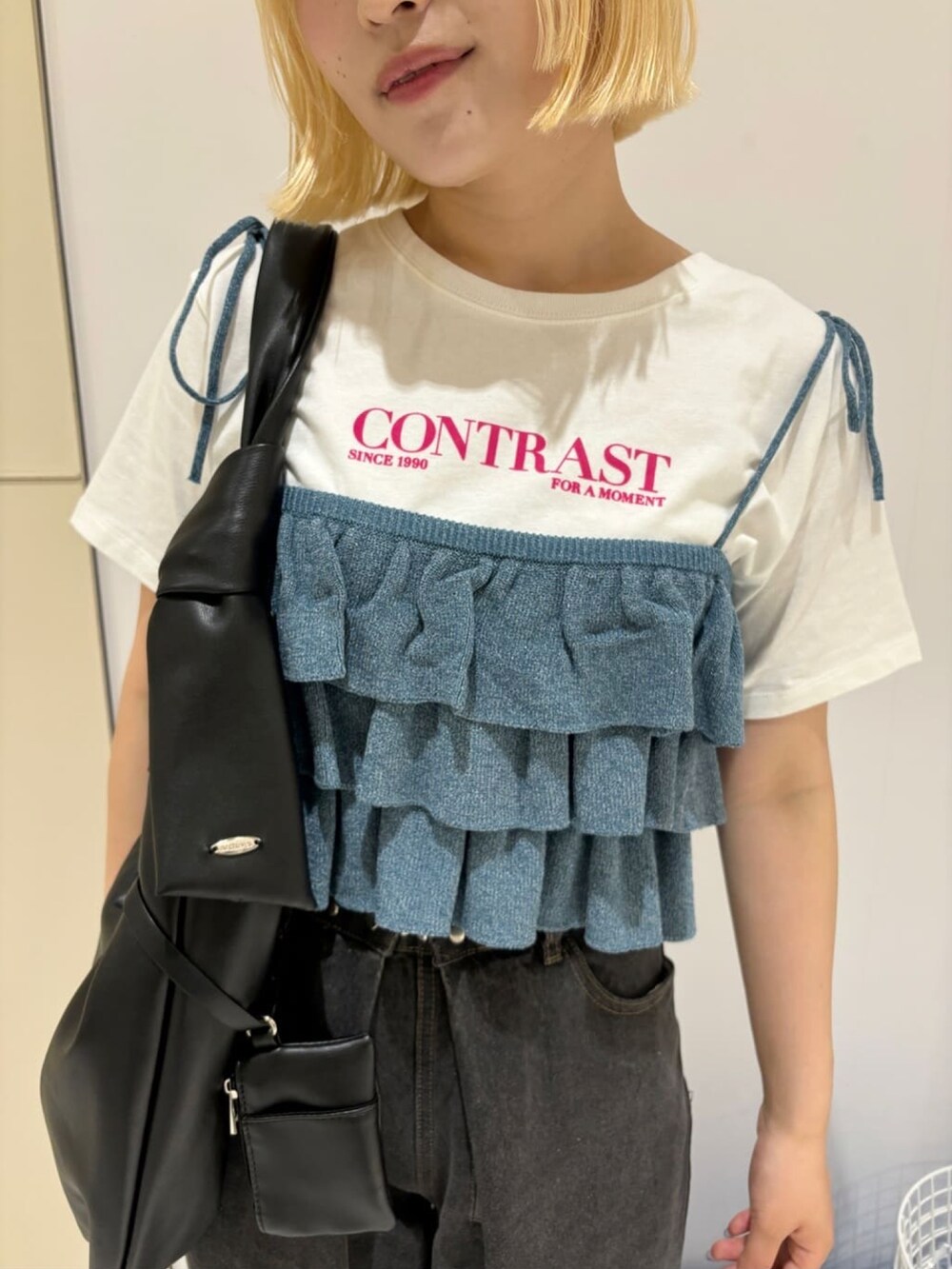グレー系のデニムパンツ、ブルー系のTシャツ/カットソー、ホワイト系のTシャツ/カットソーを着用したレディースの夏コーディネートの2枚目の写真