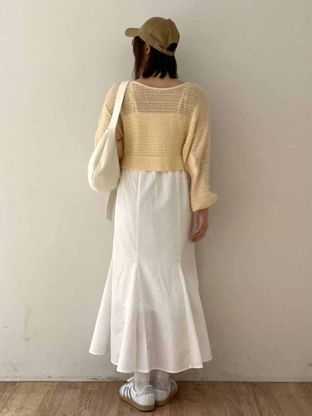 「春コーデ、休日スタイル、お出かけコーデ、春カラー、リラックススタイル、春服、パステルカラー、ワンピースコーデ、旅コーデ、ドライブ、アルシーヴ(archives)、アルシーヴ、archives」｜「archivesのテープヤーン透かしニット×キャミワンピースＳＥＴ（ワンピース、ホワイト系）」を使った、archivesさん（骨格ストレート・レディース・161cm）の春コーディネートの2枚目の写真