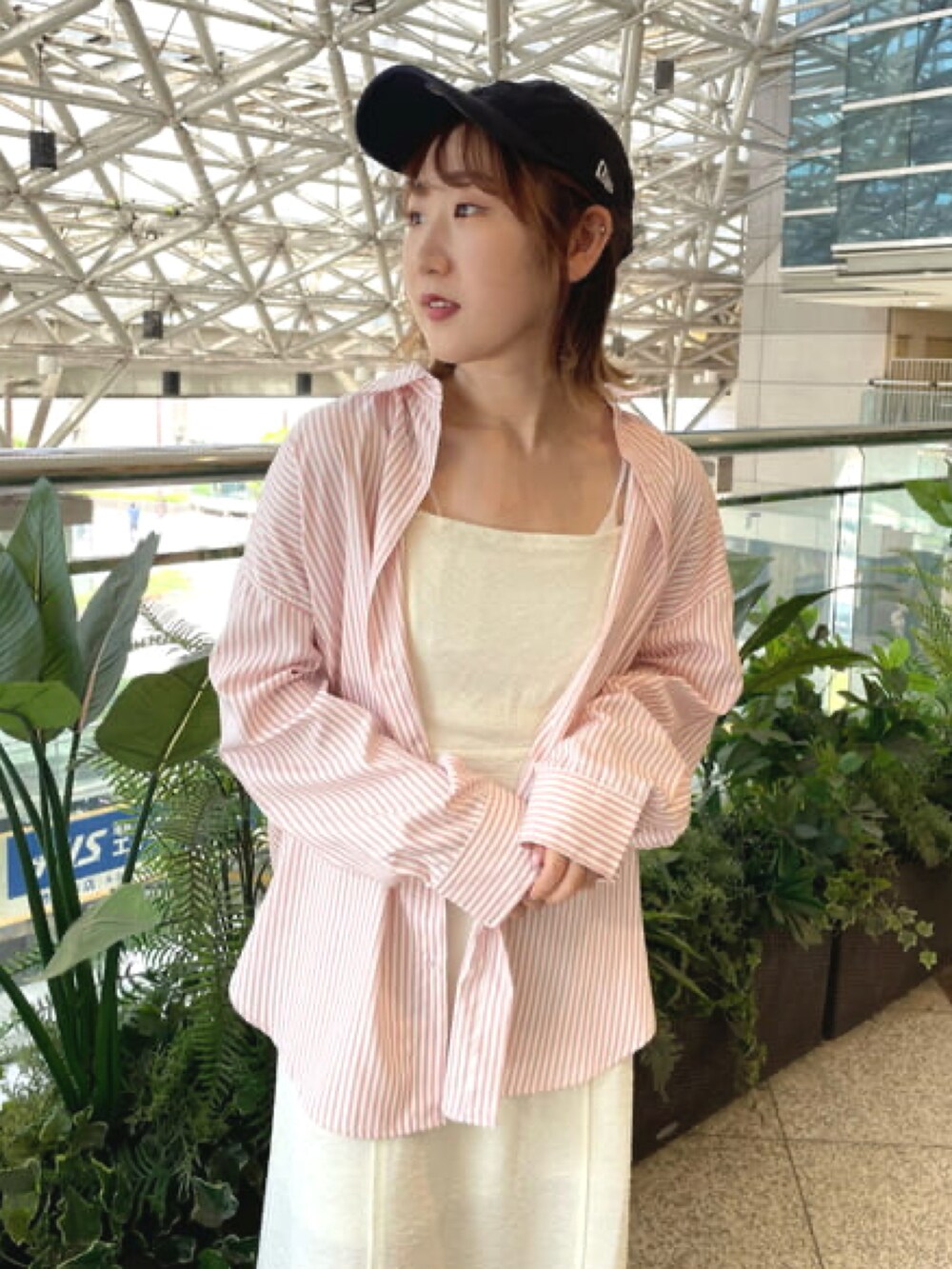 ピンク系のシャツ/ブラウス、ホワイト系のワンピース、その他のサンダルを着用したレディースの夏コーディネートの3枚目の写真