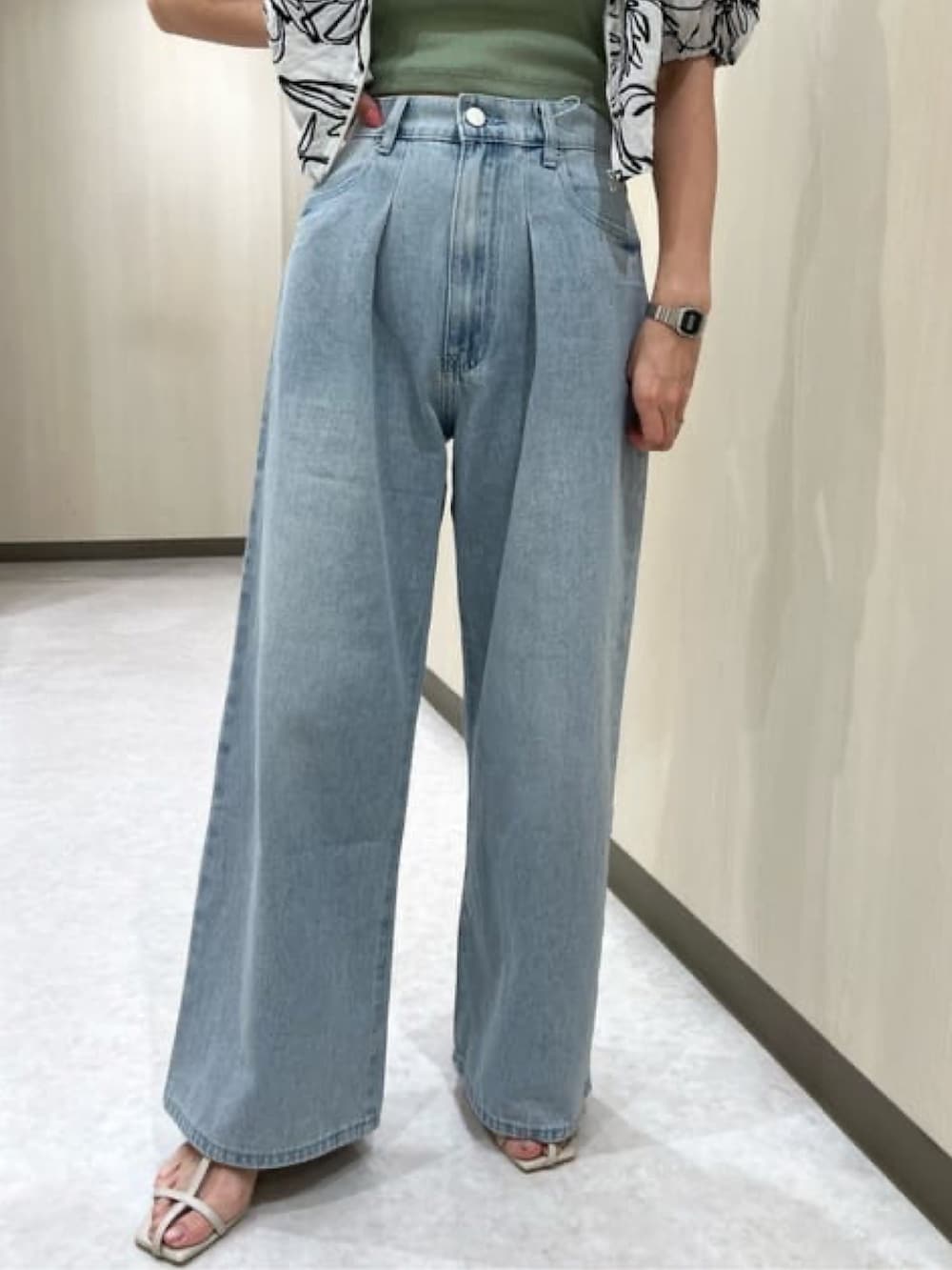 ホワイト系のシャツ/ブラウス、グリーン系のキャミソール、ブルー系のデニムパンツを着用したレディースの夏コーディネートの4枚目の写真