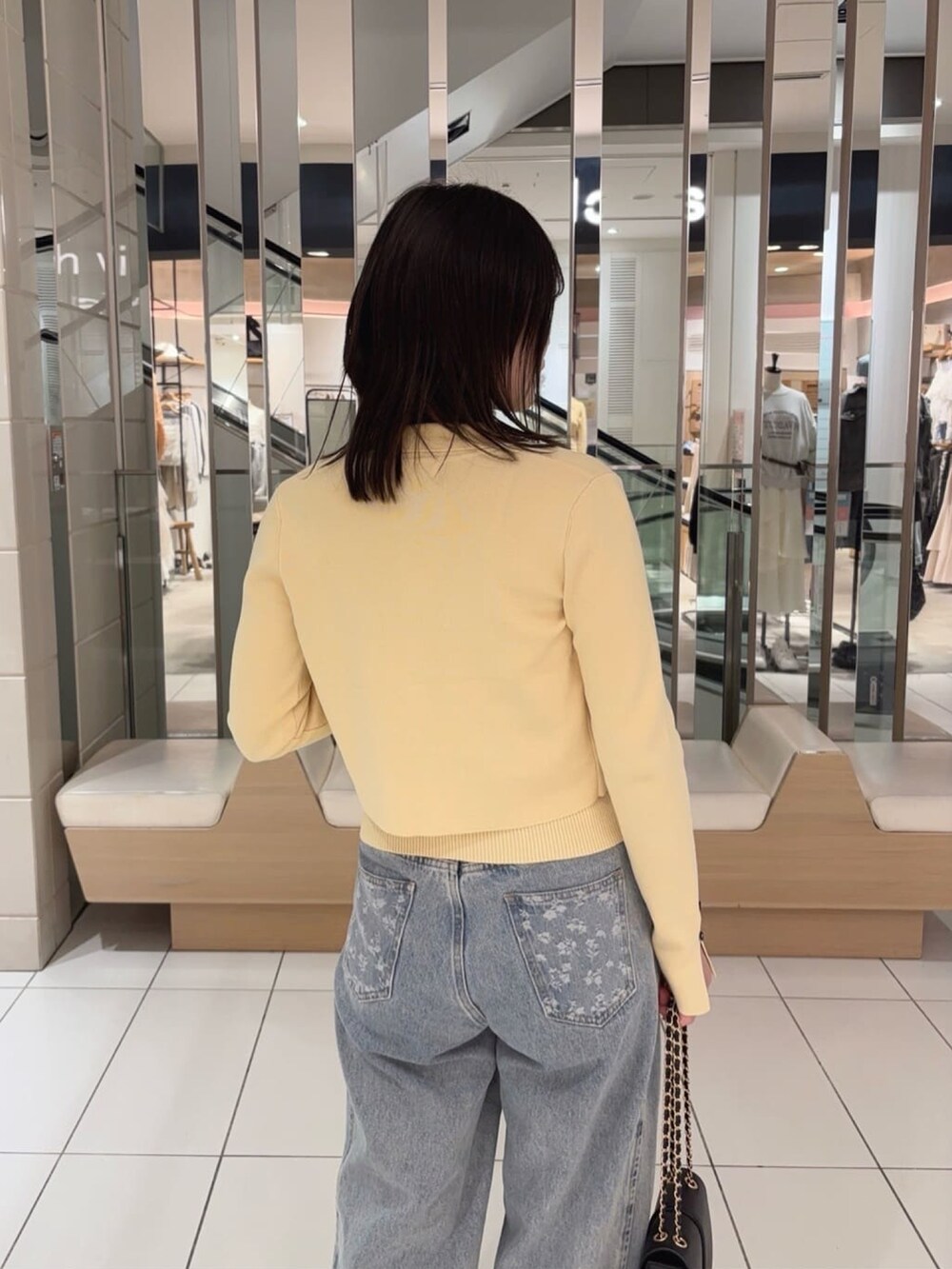 「春めき満開コーデ、アルシーヴ(archives)、アルシーヴ、archives、春服コーデ、お花見コーデ、オトナ女子、春服みてみて、カジュアルスタイル、デニム、イエロー、アンサンブル」｜「archivesの麻タッチポロニットアンサンブル（アンサンブル、イエロー系）」を使った、archivesさん（骨格ストレート・レディース・157cm）の春コーディネートの3枚目の写真