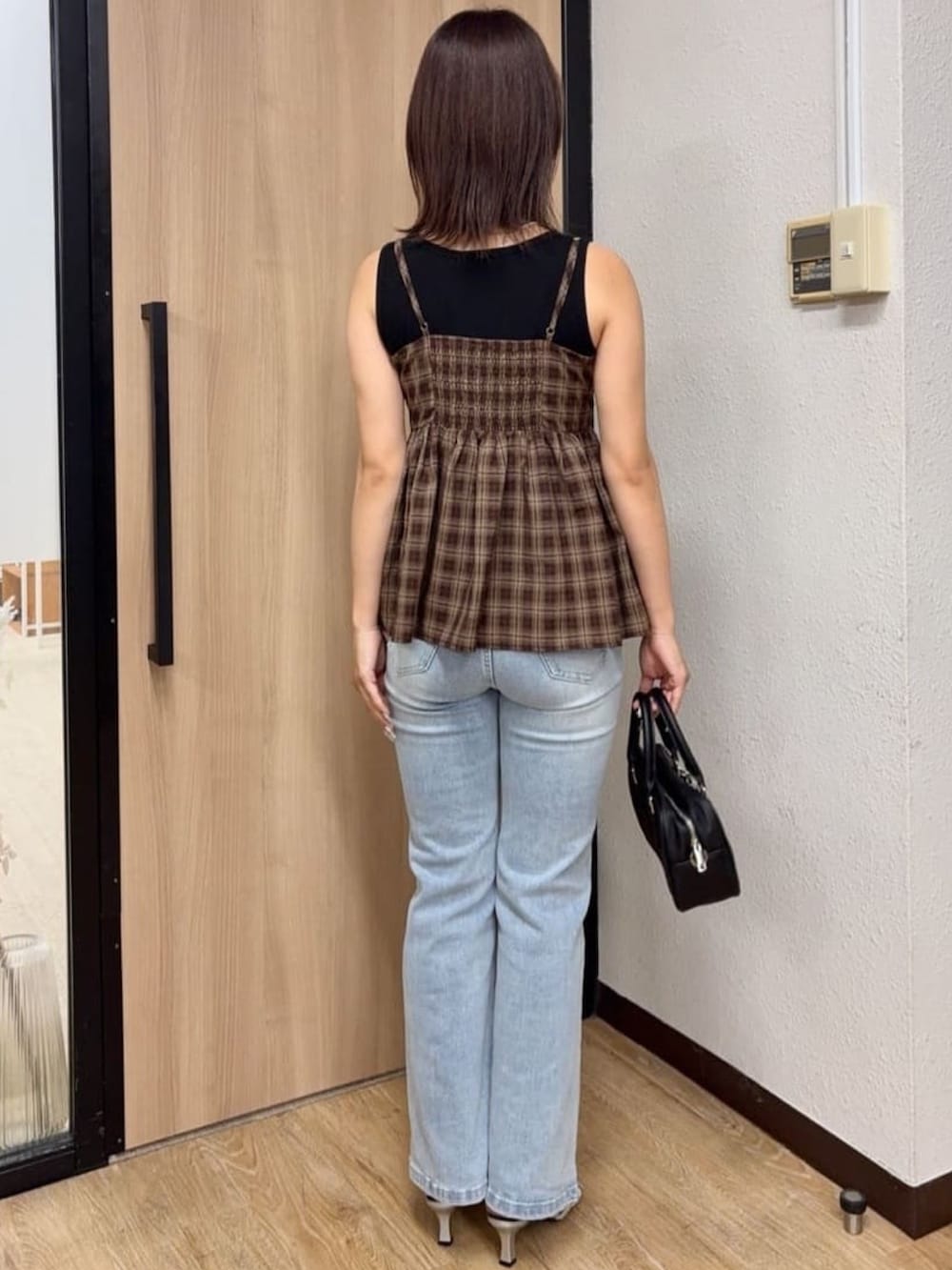 ブラウン系のシャツ/ブラウス、ブルー系のデニムパンツを着用したレディースの夏コーディネートの3枚目の写真