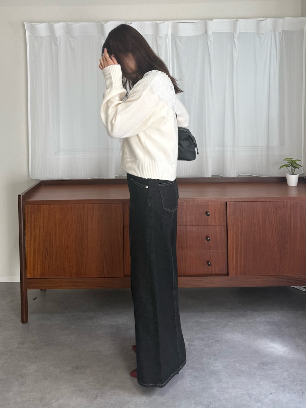 ホワイト系のカーディガン/ボレロ、ブラック系のデニムパンツ、レッド系のパンプスを着用したレディースの秋コーディネートの2枚目の写真
