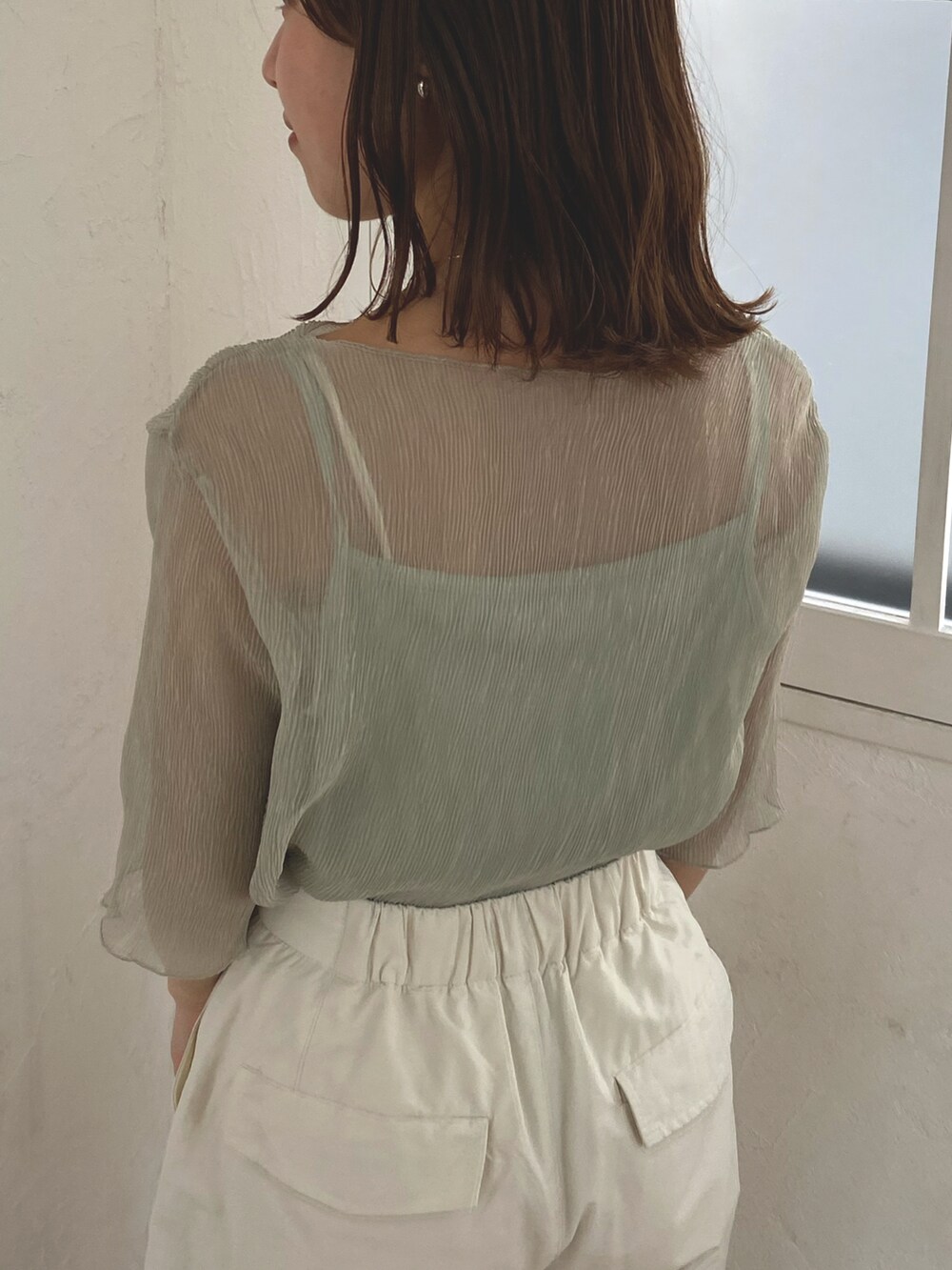 ホワイト系のカーゴパンツ、ホワイト系のサンダルを着用したレディースの春コーディネートの3枚目の写真