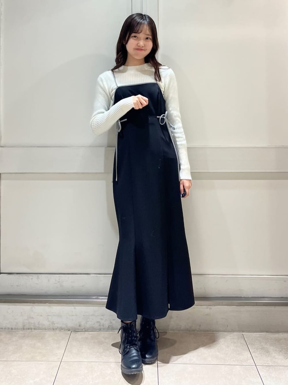 「クリスマスに着たい服、クリスマスコーデ、お出かけコーデ、綺麗めコーデ、オトナカワイイ、テーラードジャケット、キャミワンピ、レイヤードスタイル、ワンピーススタイル、ジャケットスタイル、アウターコーデ、アルシーヴ(archives)、archivesワンピース」｜「archivesのヘリンボーンダブルジャケットコート（チェスターコート、ベージュ系）」を使った、archivesさん（レディース・165cm）の冬コーディネートの3枚目の写真