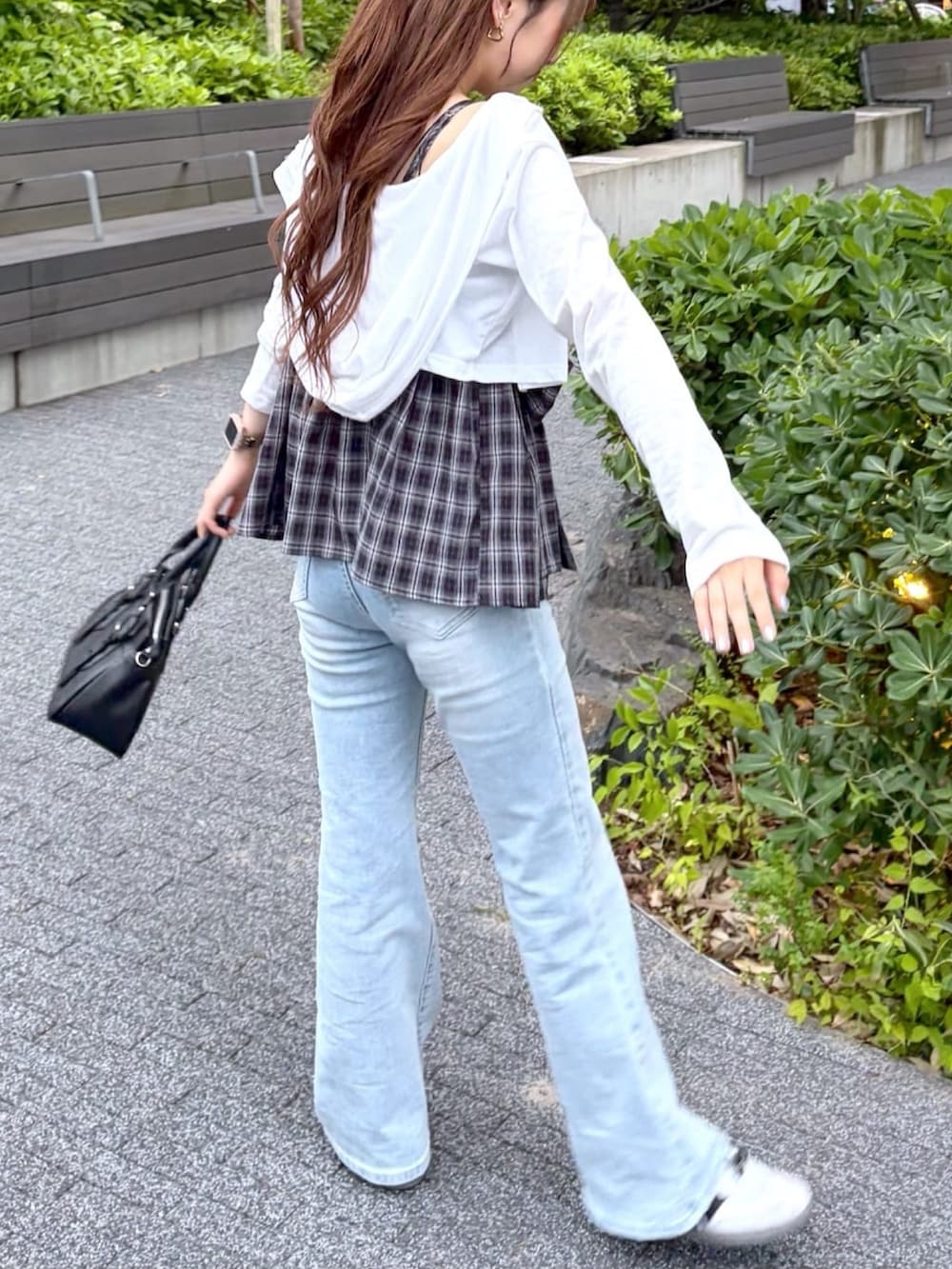 ブルー系のシャツ/ブラウス、ブルー系のデニムパンツ、ホワイト系のTシャツ/カットソーを着用したレディースの夏コーディネートの4枚目の写真