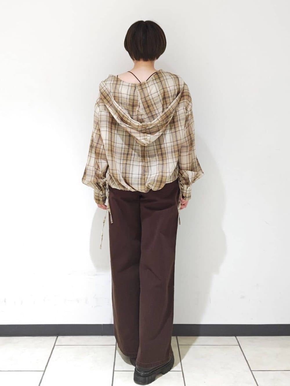 ベージュ系のシャツ/ブラウス、ブラウン系のデニムパンツを着用したレディースの秋コーディネートの3枚目の写真