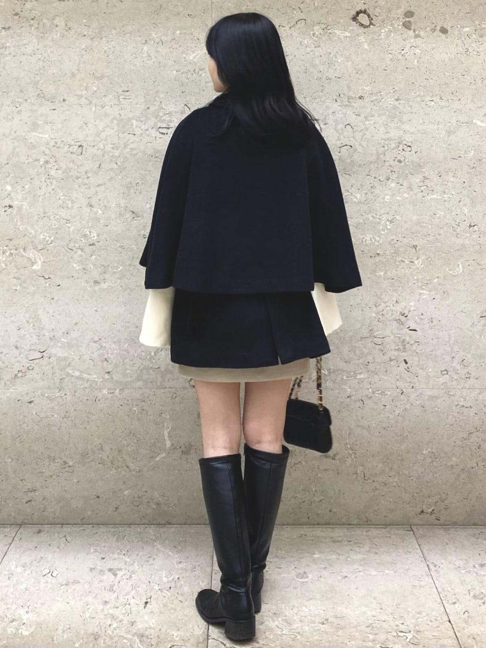 「秋冬コーデ、お出かけコーデ、冬アウター、シンプルコーデ、クリスマスに着たい服、コート、ポンチョコート、ケープコート、ウールコート、冬コーデ、デート、アルシーヴ(archives)、archives」｜「archivesの2wayケープミドルコート（その他アウター、ブラック系）」を使った、archivesさん（レディース・162cm）の冬コーディネートの2枚目の写真