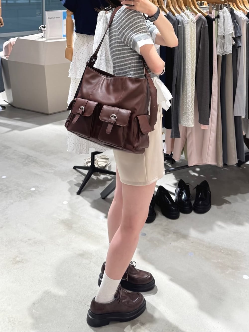 ベージュ系のその他パンツ、ホワイト系のニット/セーター、ブラウン系のパンプスを着用したレディースの夏コーディネートの2枚目の写真