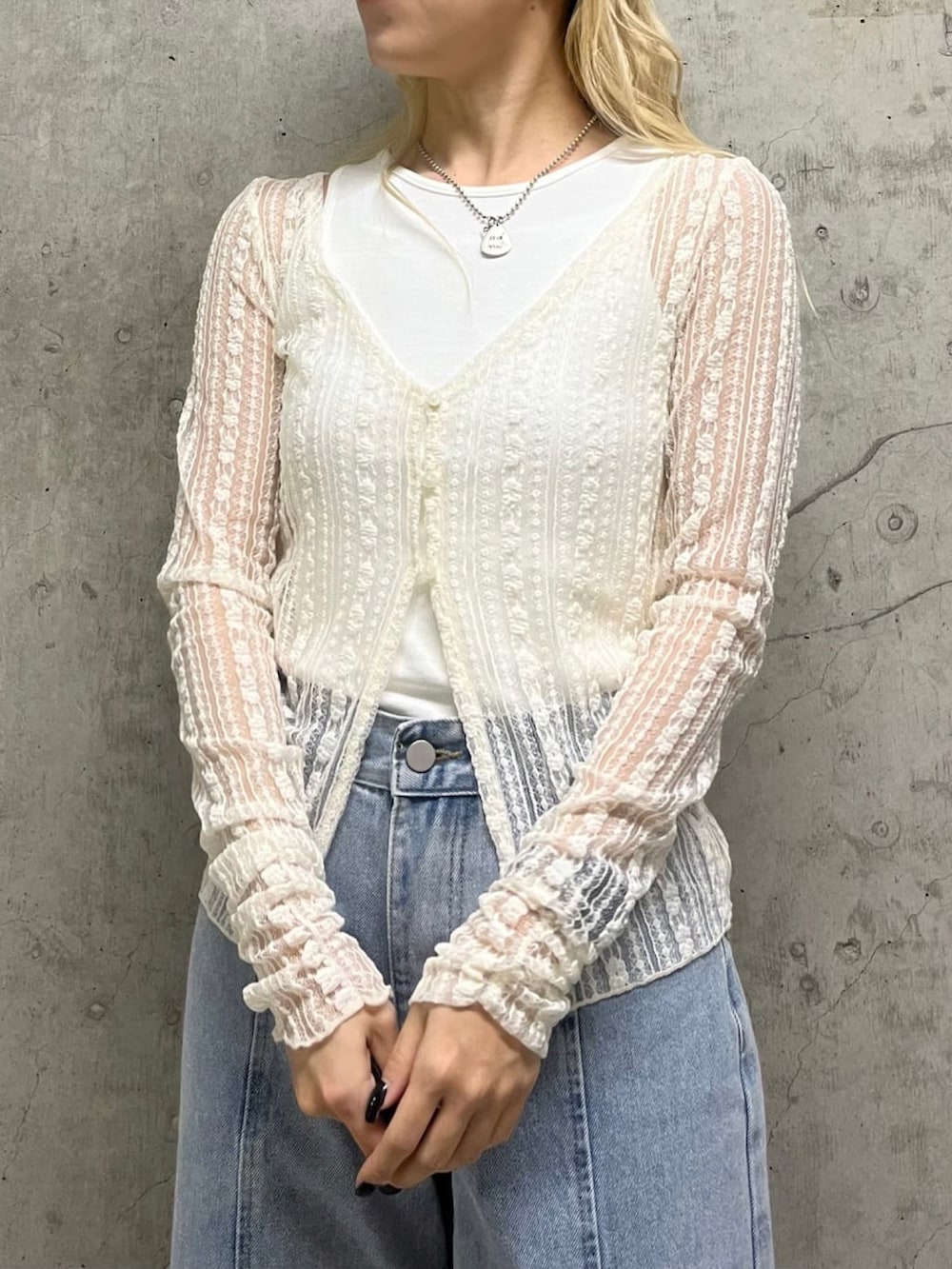 「アルシーヴ(archives)、archives、アルシーヴ、春めき満開コーデ、オトナカジュアル、大人女子、デニム、パンツスタイル、レース、レーストップス、レーストップス×デニム、アンサンブル、春コーデ、春、ワイドデニム」｜「archivesのカットレースミドルＣＤアメスリタンクＳＥＴ（アンサンブル、ホワイト系）」を使った、archivesさん（骨格ウェーブ・レディース・153cm）の春コーディネートの3枚目の写真