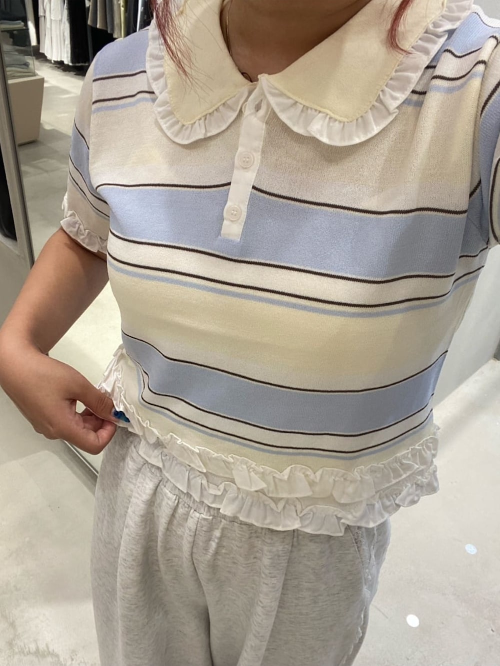 ベージュ系のニット/セーター、ベージュ系のスウェットパンツを着用したレディースの夏コーディネートの4枚目の写真