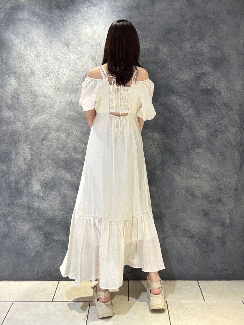 ホワイト系のワンピースを着用したレディースの夏コーディネートの2枚目の写真