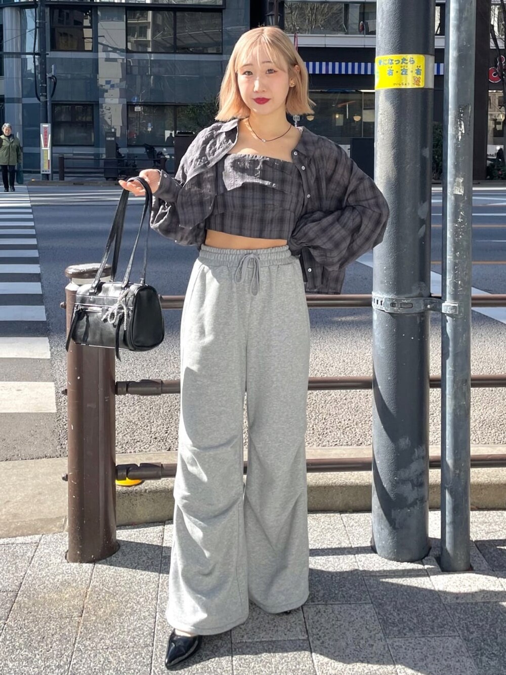 「休日スタイル、お出かけコーデ、韓国ファッション、シャツスタイル、スウェットパンツ、スクエアバッグ、春コーデ、テーマパークコーデ、アルシーヴ(archives)」｜「archivesのチェックタックビスチェ×シャツＳＥＴ（アンサンブル、グレー系）」を使った、archivesさん（レディース・157cm）の冬コーディネートの2枚目の写真
