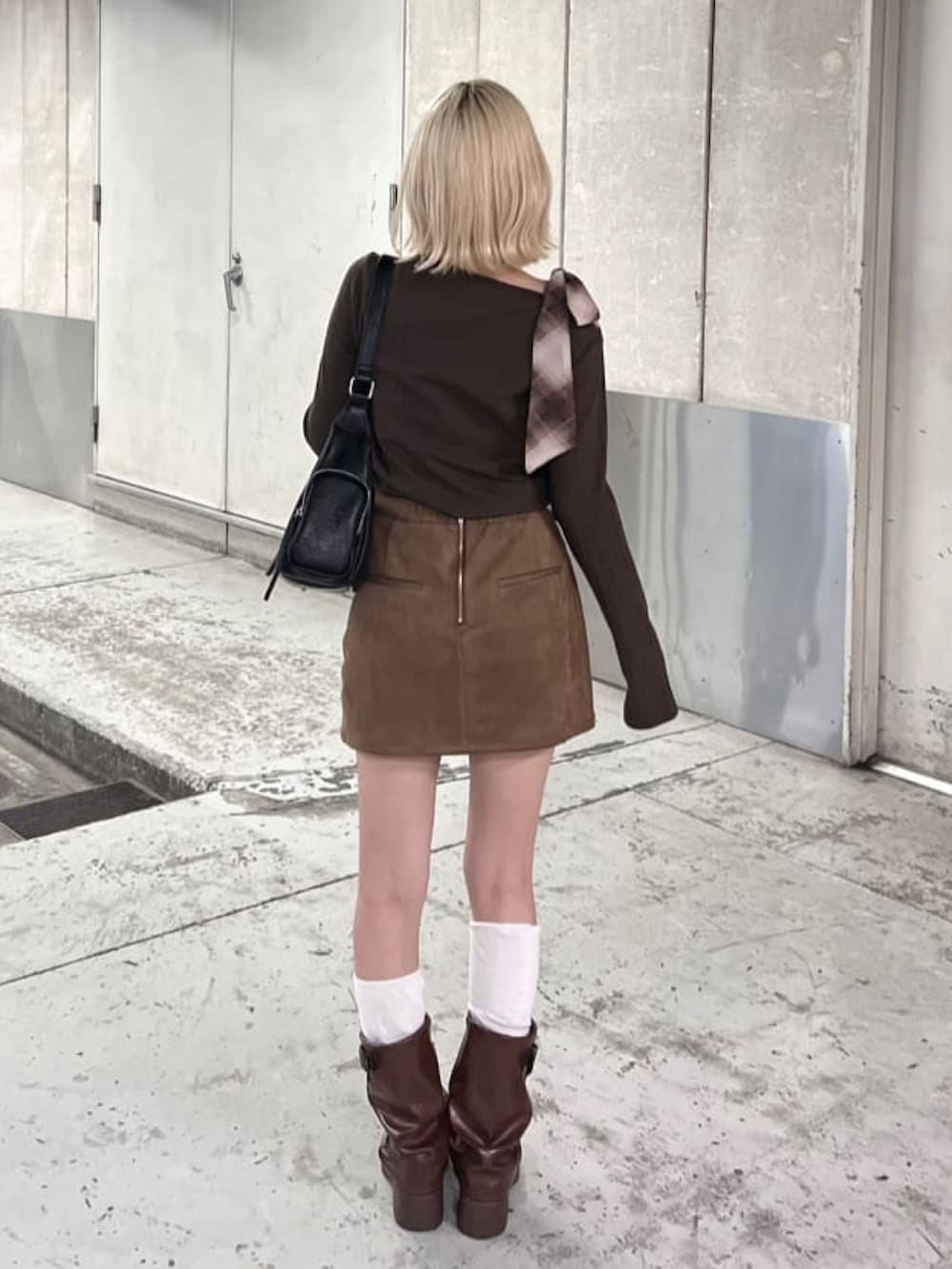 ブラウン系のTシャツ/カットソー、ブラウン系のスカートを着用したレディースの秋コーディネートの3枚目の写真